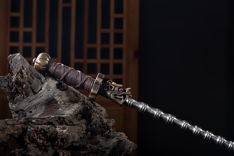 弹簧钢一体雌雄钢鞭实心双鞭双锏实战防身兵器库武术训练架子背袋教程