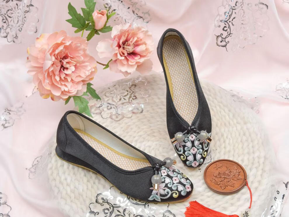 古风绣花鞋夏季女单女王范缎面绣花鞋老北京民族风布鞋刺绣单鞋配旗袍