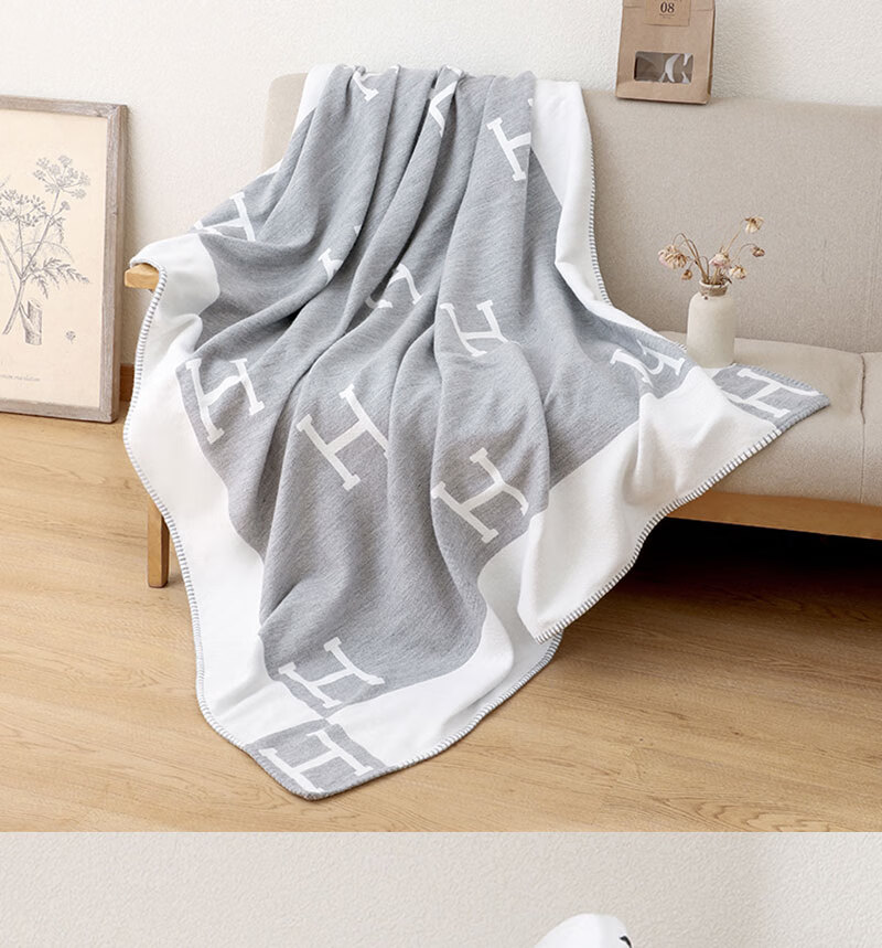 欧式休闲风毛毯春季h字母羊绒毛毯披肩盖毯保暖抱枕空调毯欧式沙发
