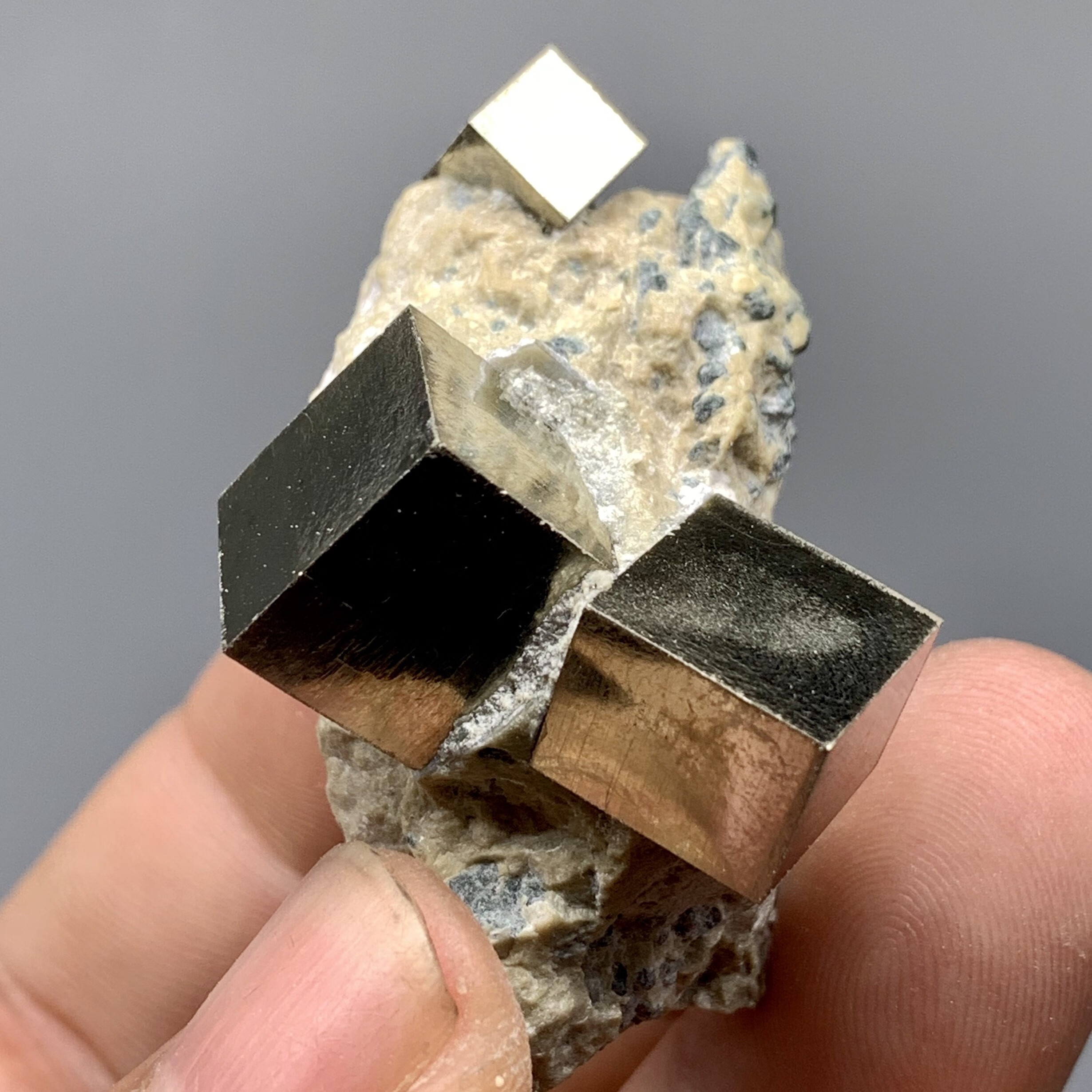 黄铁矿原石 西班牙黄铁矿立方体矿物晶体 教学标本矿石原石收藏石头