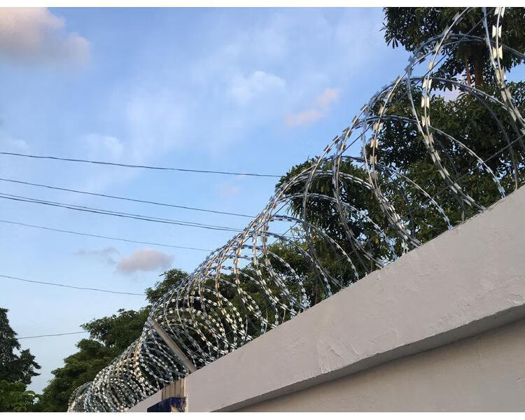 倒刺围栏304不锈钢刀片刺绳热镀锌围墙防盗带刺防爬铁蒺藜滚笼安全