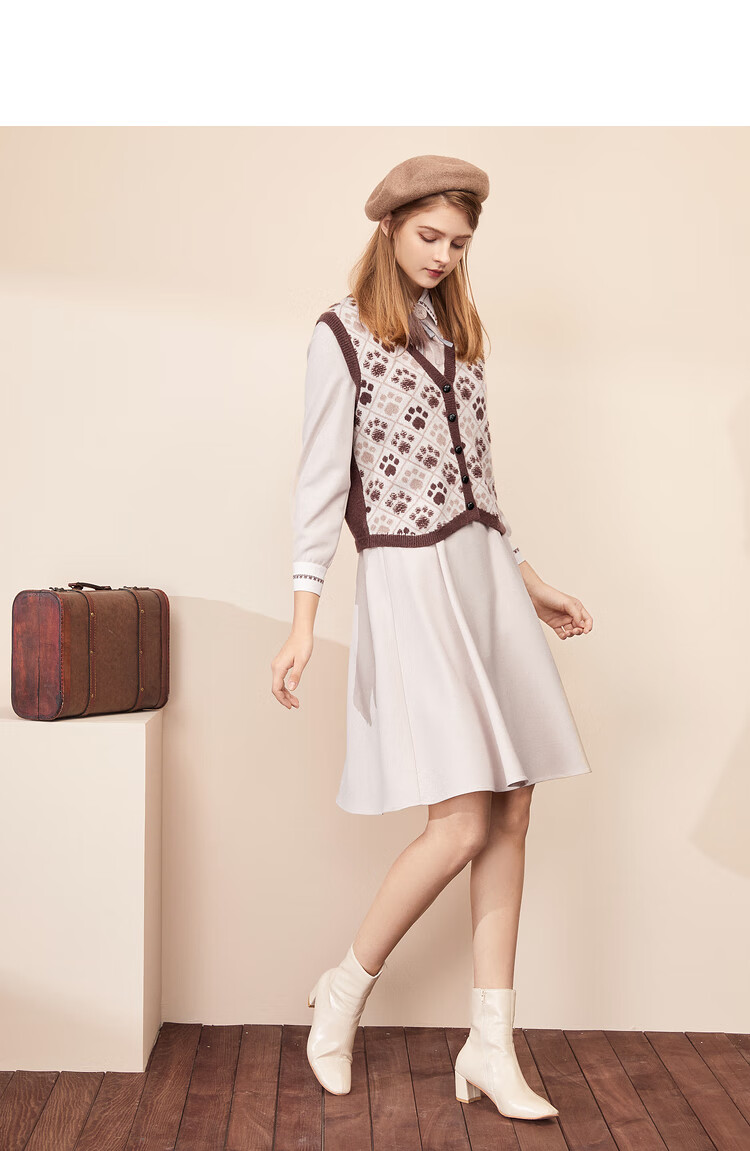 爱居兔秋季新款女装学院风俏皮猫爪图案可爱两件式连