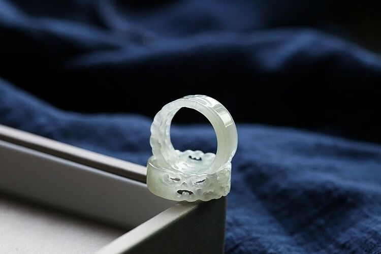 博皓定制和田玉戒指女青白玉指环镂空雕刻祥云尾戒男女情侣款翡翠镂空