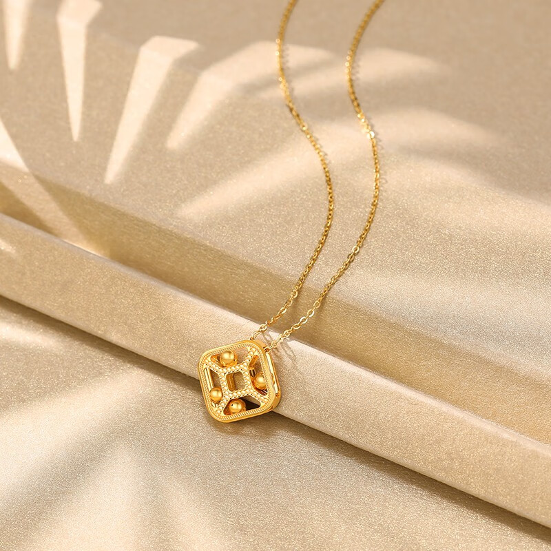 潮宏基方圆黄金项链女士足金吊坠金链子几何圆环套链5g极光金锁骨链