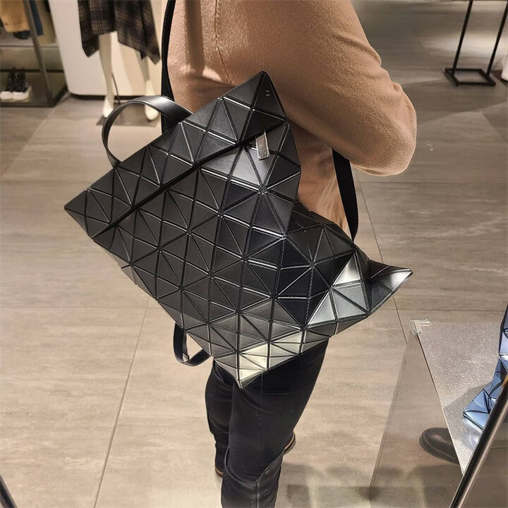 三宅一生双肩包女菱格几何扁平背包情侣款电脑包磨砂黑旅行书包男 绿