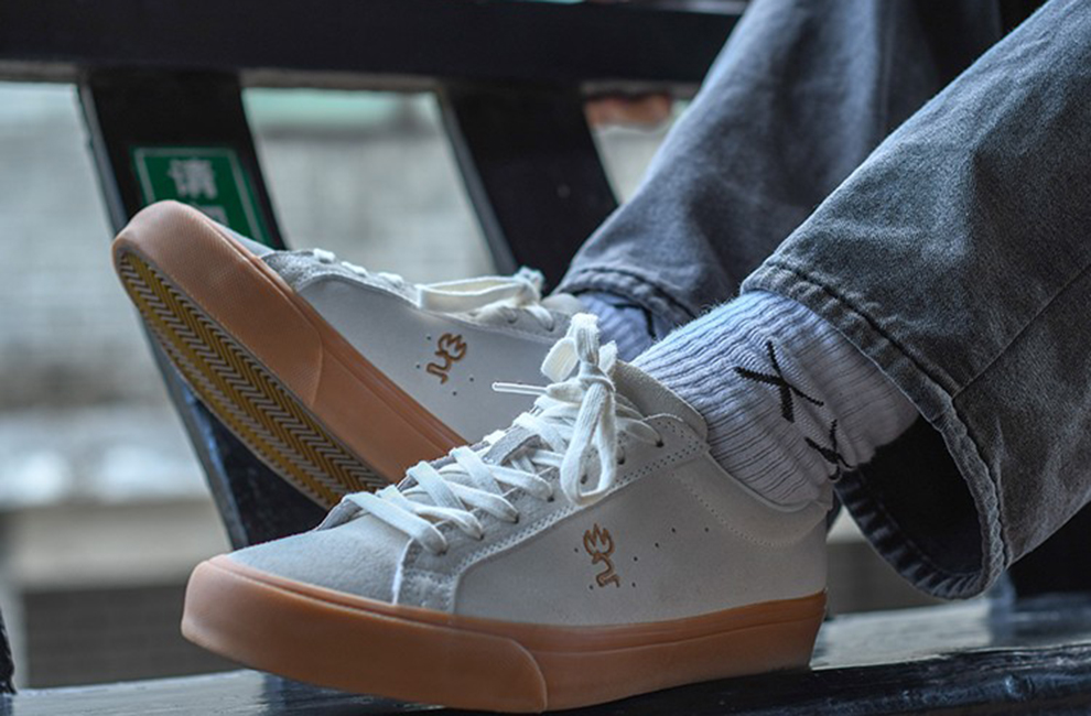 极路客黑白北斗星专业男女耐磨减震牛反毛皮运动滑板鞋 米白生胶 42.