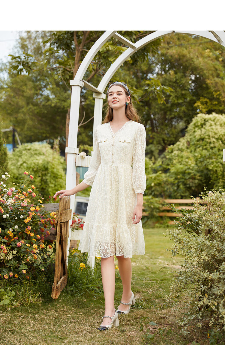 香影蕾丝连衣裙女2022春装新款气质米色镂空钩花法式收腰v领裙子米色s