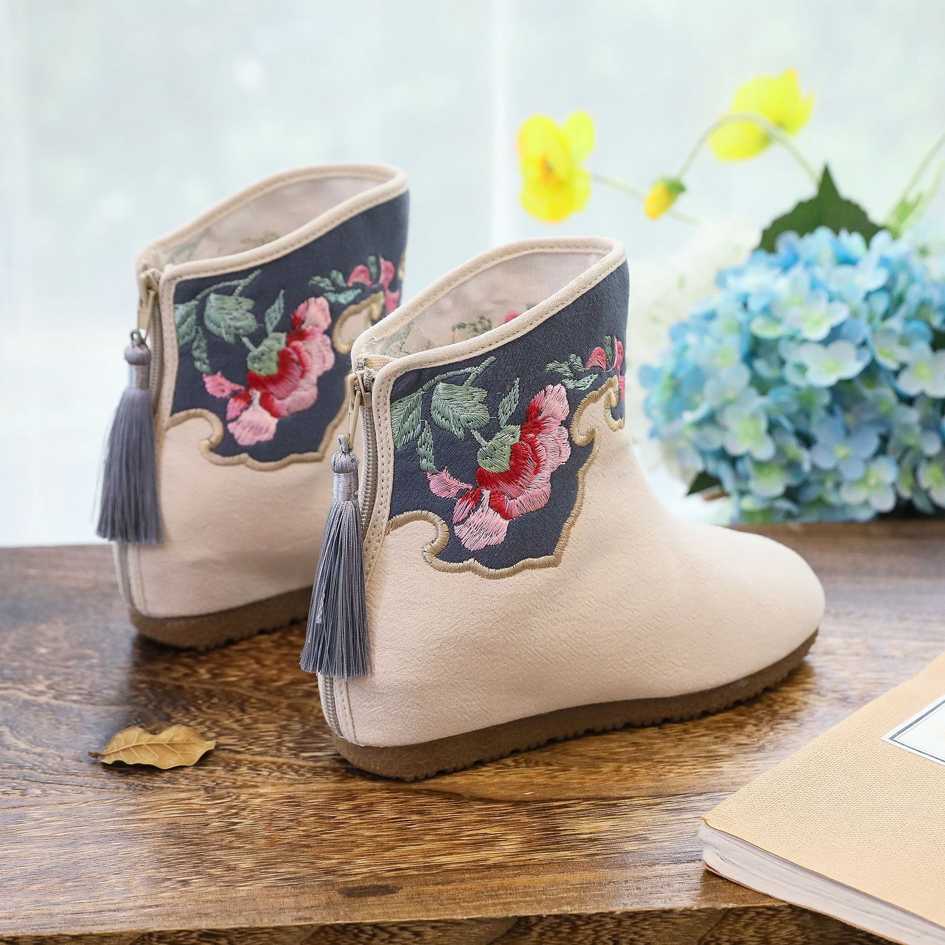 女绣花短靴单靴民族风贴补绣花流苏内增高坡跟绣花布鞋布靴黑色35