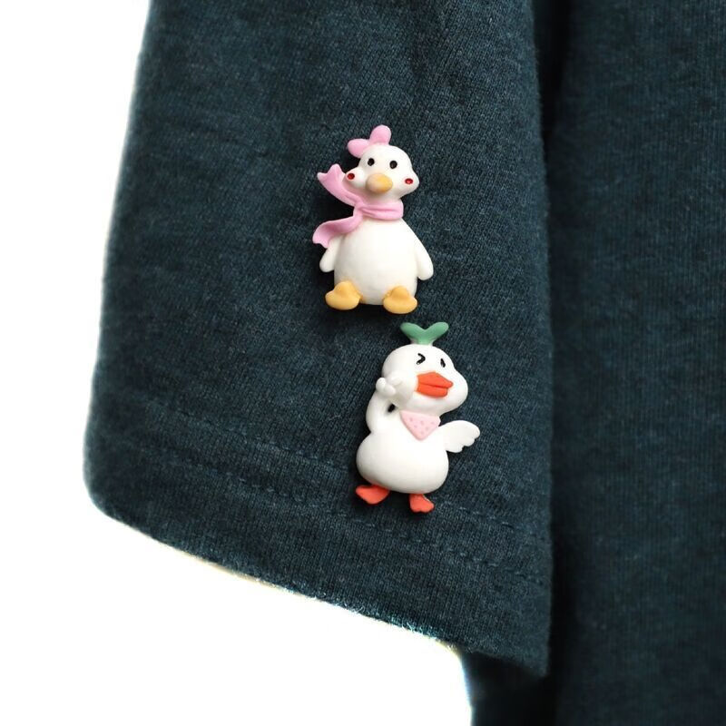 胸针女可爱日系卡通日系小白鸭胸针衣服包包装饰品可爱小物件学生情侣