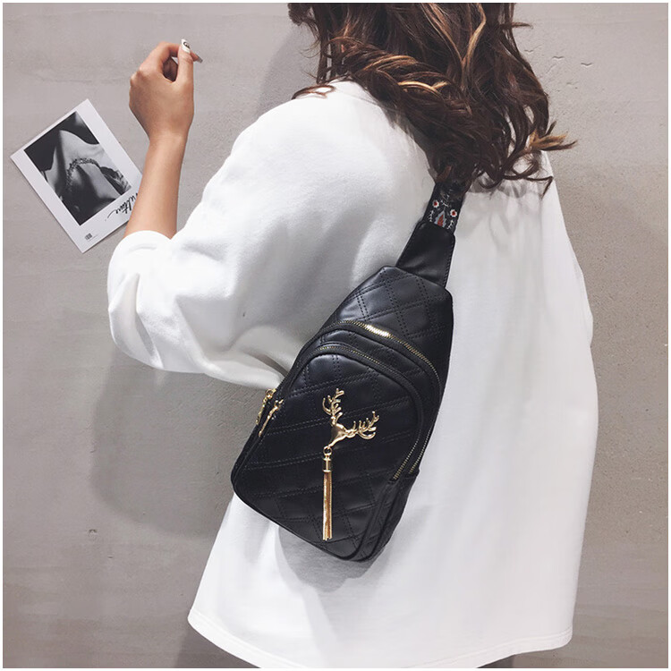 胸包女2021夏季新款韩版百搭斜挎包女士胸前包时尚洋气网红背包潮白色