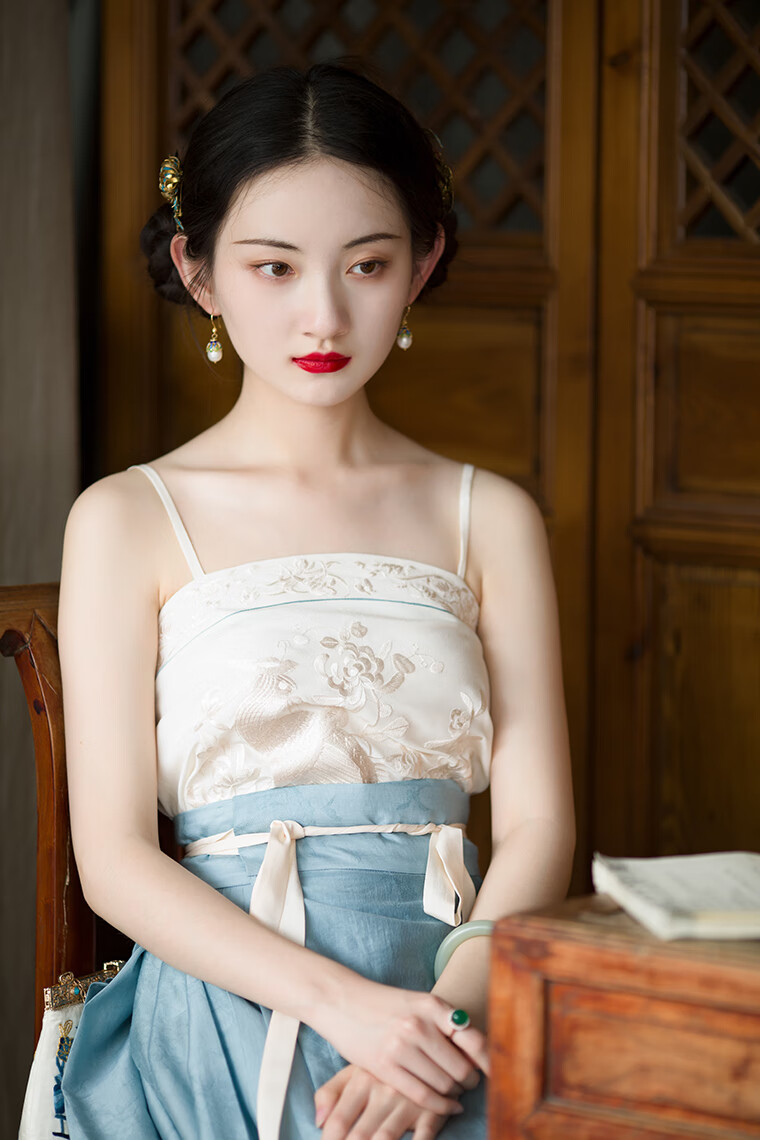 一曲溪丨一城风絮丨中式改良汉服交领上衣绣花吊带马面裙套装原创绣花