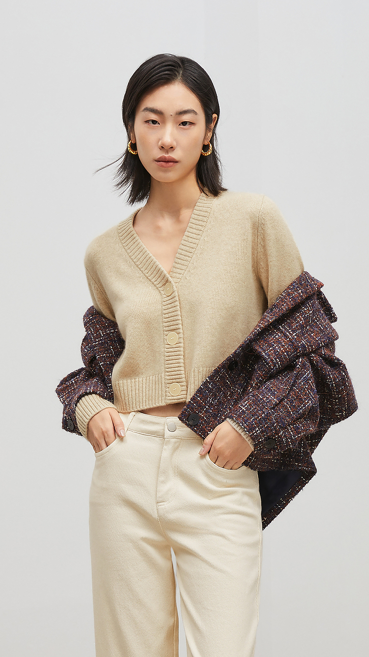 标准型流行元素:立体剪裁穿着方式:开衫领型:v领上市时间:2021年秋季