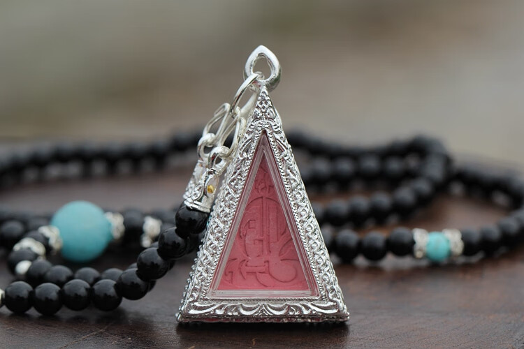 泰国佛牌真品 南帕亚女王 2555 年 红色(银壳)【图片 价格 品牌 报价