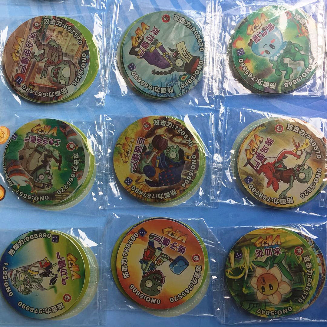 万代植物大战僵尸圆形卡片防水耐摔卡牌对战塑料加厚圆卡硬卡儿童玩具