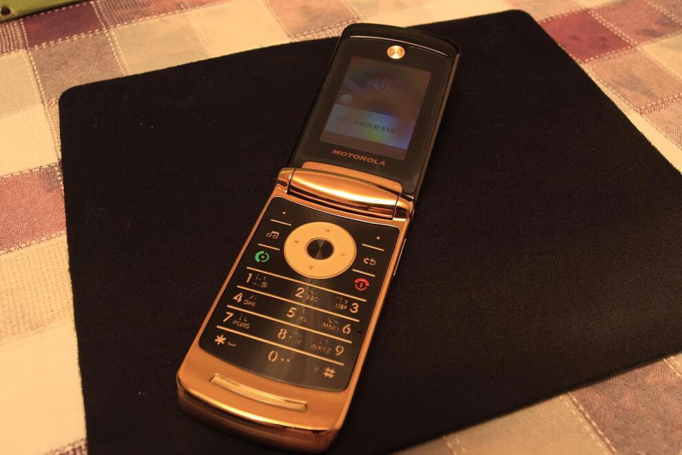 motorola/摩托罗拉 v8 9老款经典翻盖三网通备用学生按键老人 v9高贵