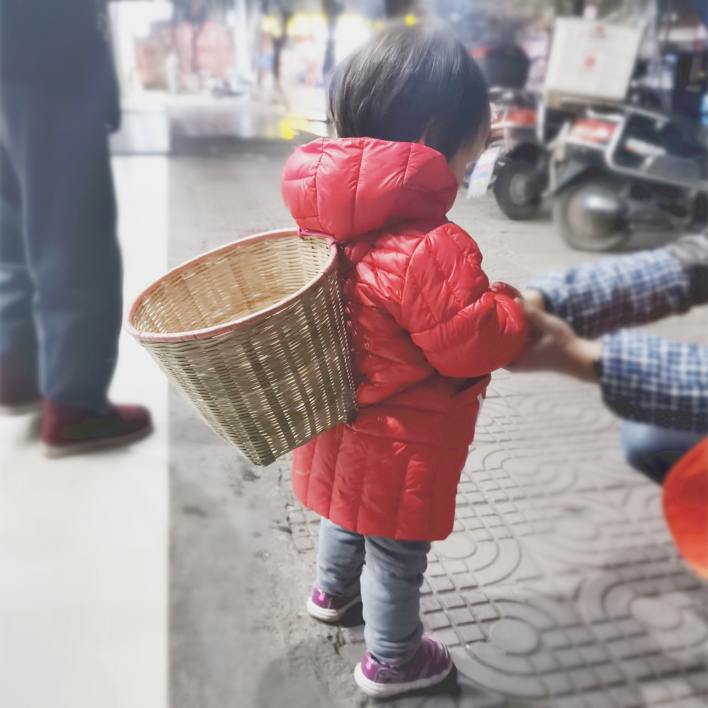 四川纯手工编织塑料儿童玩具舞蹈道具幼儿园游戏小背篓背篼背筐金边