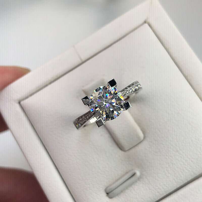 莫桑石钻戒2女字母一克拉豪华hw四爪结婚求婚显大戒指 1.