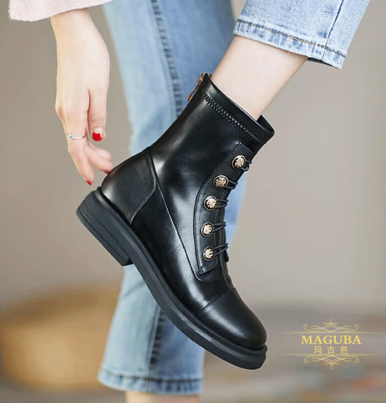 玛古芭轻奢品牌马丁靴女巨显瘦网红真皮纽扣徽章咖啡色弹力瘦瘦靴春秋