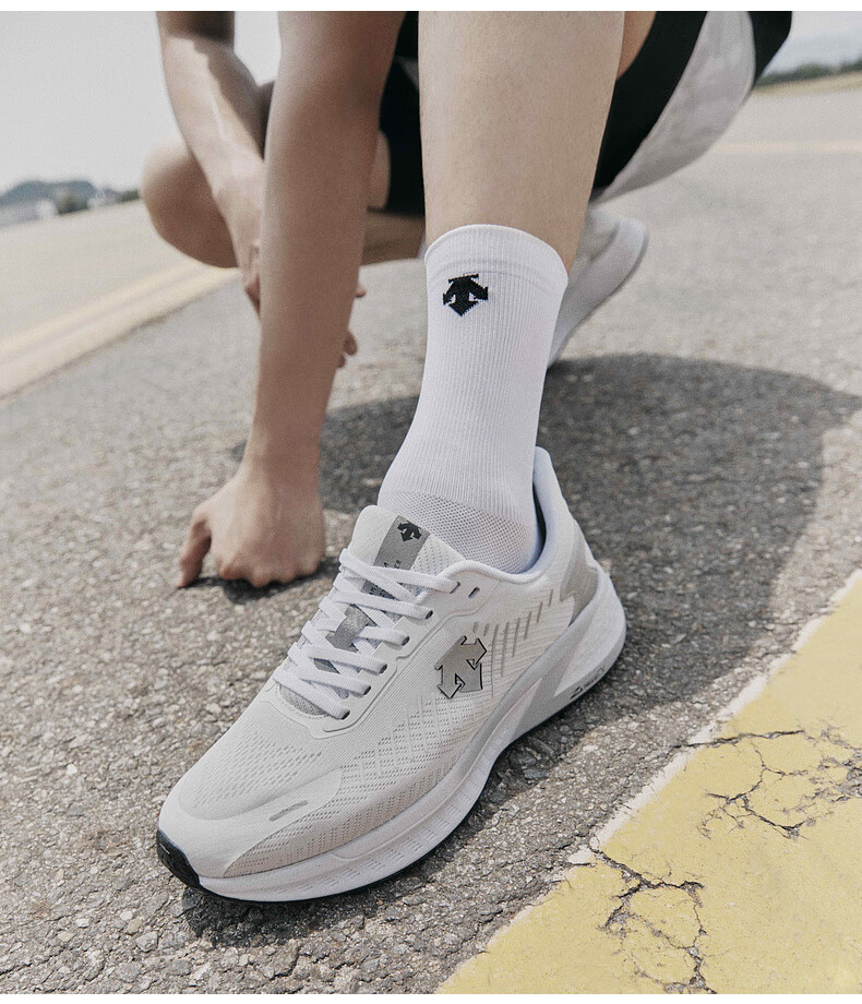 descente迪桑特 runningenerzite系列 男女同款跑鞋 d2323rrn11 黑色