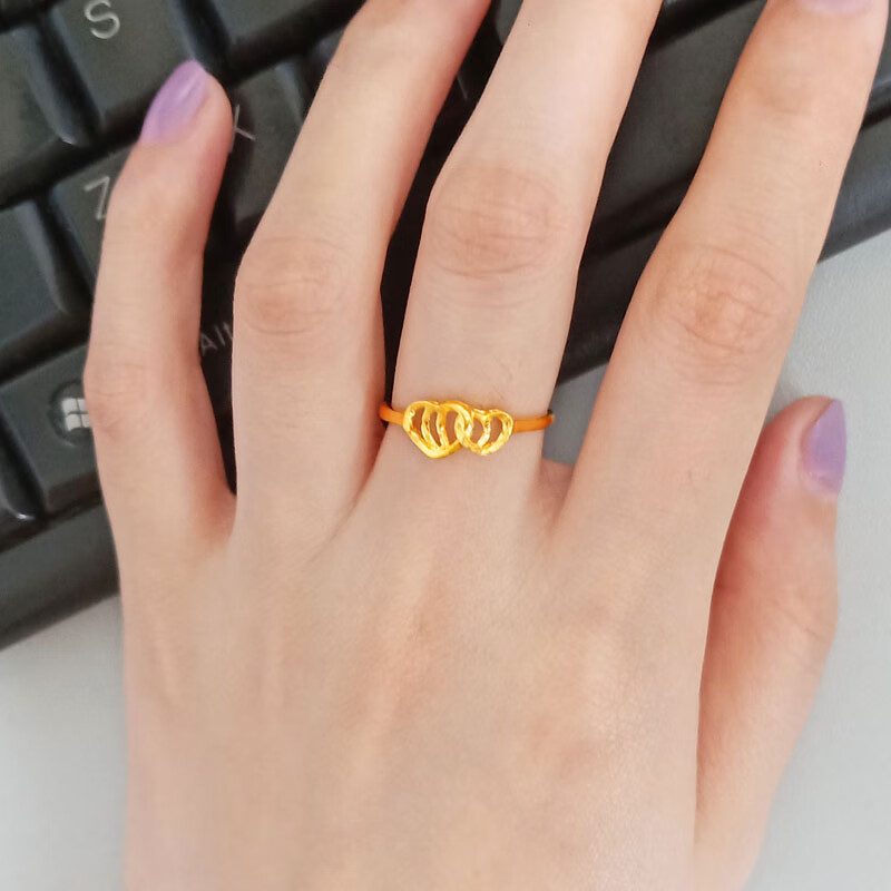 老凤凰 黄金戒指9999足金女士爱心形心心相印牵手双心情侣款送情人