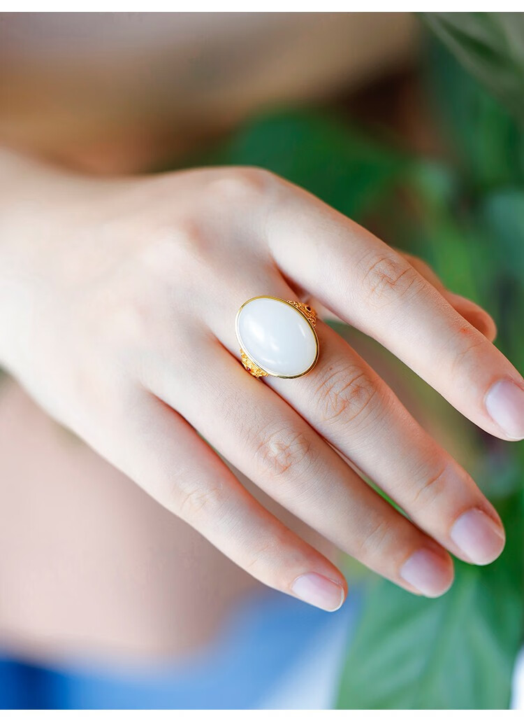 好聚多和田玉戒指18k金镶玉大蛋面戒指羊脂白玉古法金镶嵌女款戒面