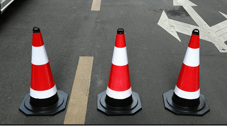 10038917748118商品名称:橡胶反光路锥方圆锥雪糕桶路障隔离墩马路