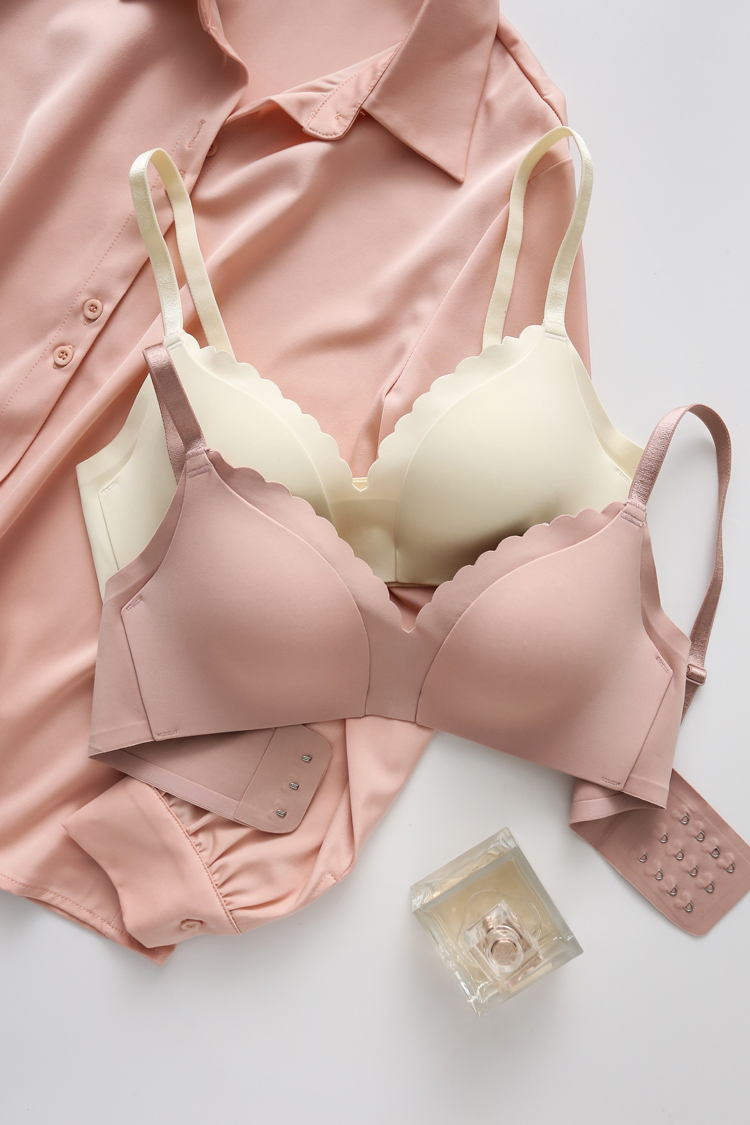 仙黛尔无痕内衣无钢圈舒适光面小胸聚拢收副乳防下垂文胸套装奶白色s