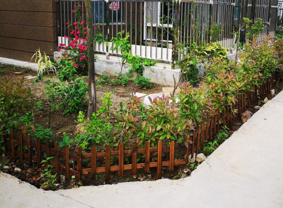 木栅栏户外花园围栏庭院装饰插地篱笆草坪绿化栏杆防腐碳化木栅栏深碳