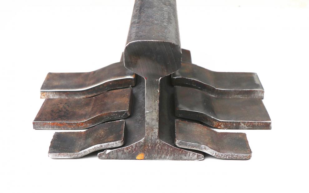 定制轨道夹压板单双梁起重机行车行走钢轨焊压板压轨器轻轨s型焊接板