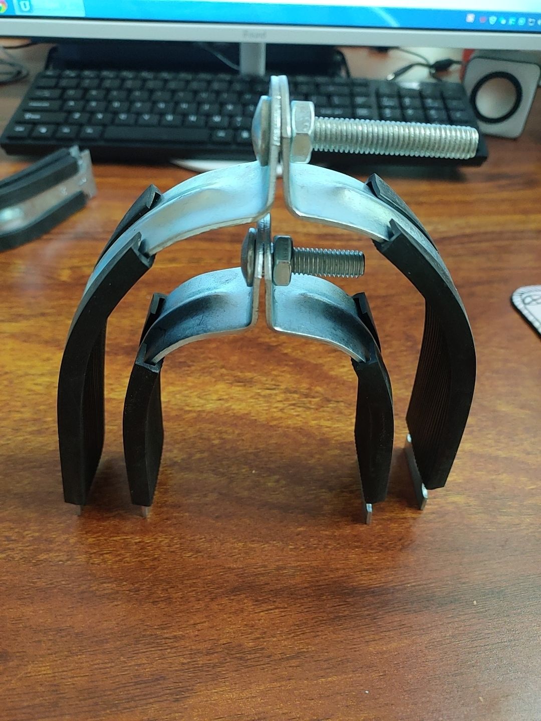 镀锌管卡扣100个厂家c型钢p型卡抗震支架镀锌p型管夹绝缘防震p型卡n15