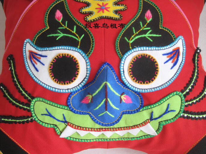 老虎枕头手工刺绣 布老虎民间艺品老虎抱枕刺绣靠垫工艺品虎头枕特色