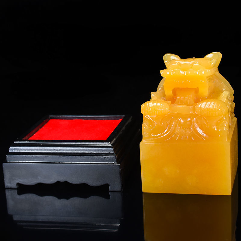 刻天然黄玉九龙玉玺印章办公室摆件升官龙头大印6x6厘米印面底坐