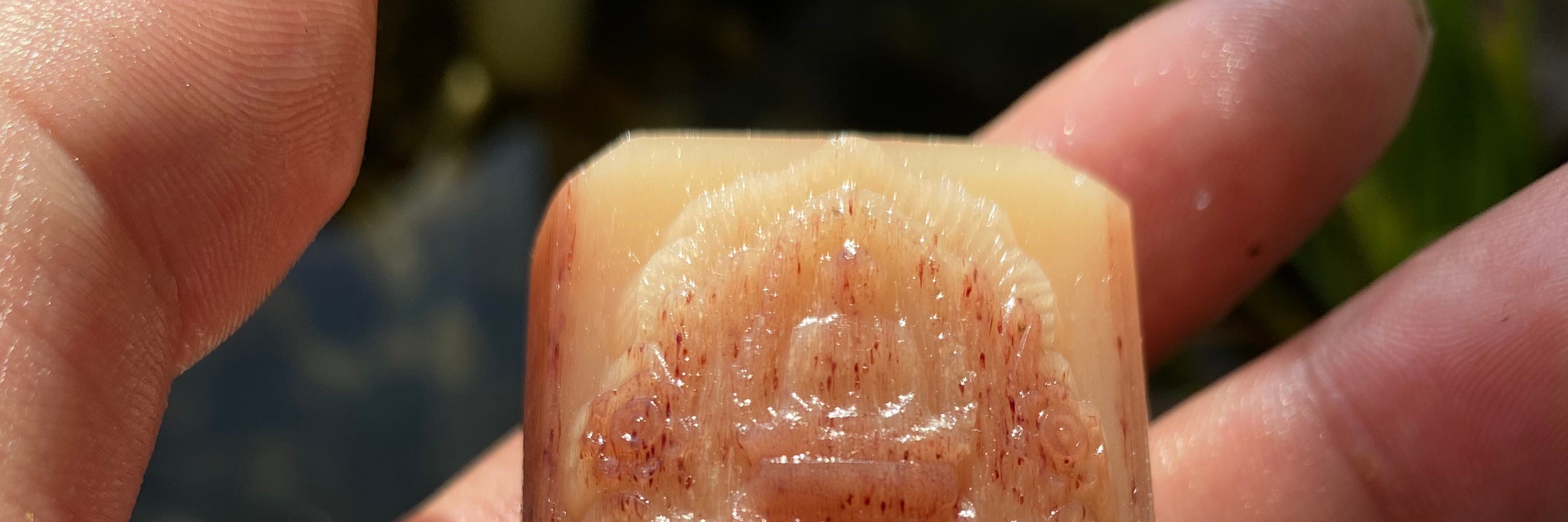 老凤凰天然驼骨血料满蝌蚪纹雕刻未脱脂驼骨手把件吊坠骨雕骨玩文玩 a