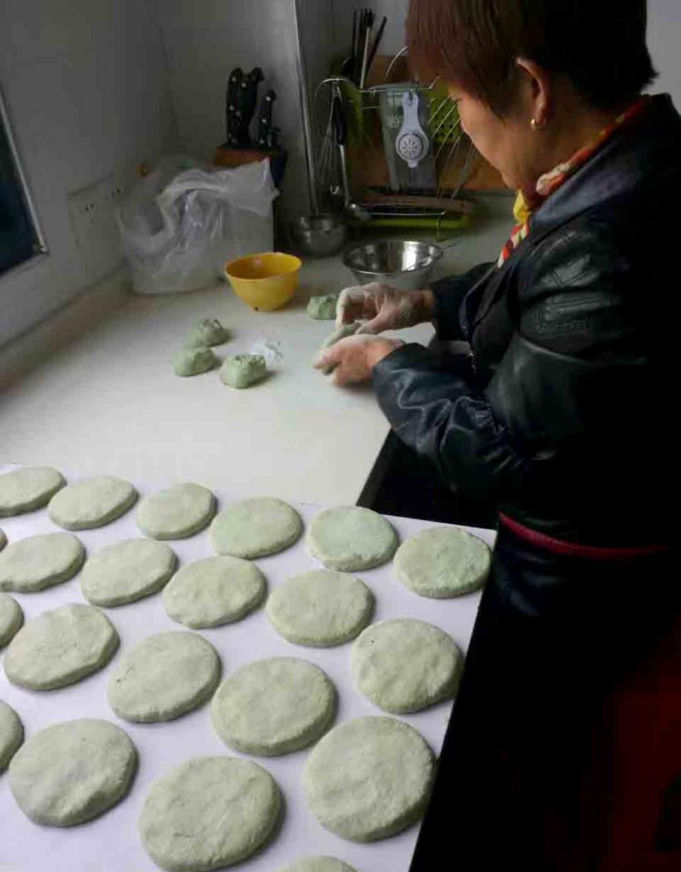 湖北罗田软萩粑软芡粑软曲软粑曲草粑土特产散装小吃清明果青团子新鲜