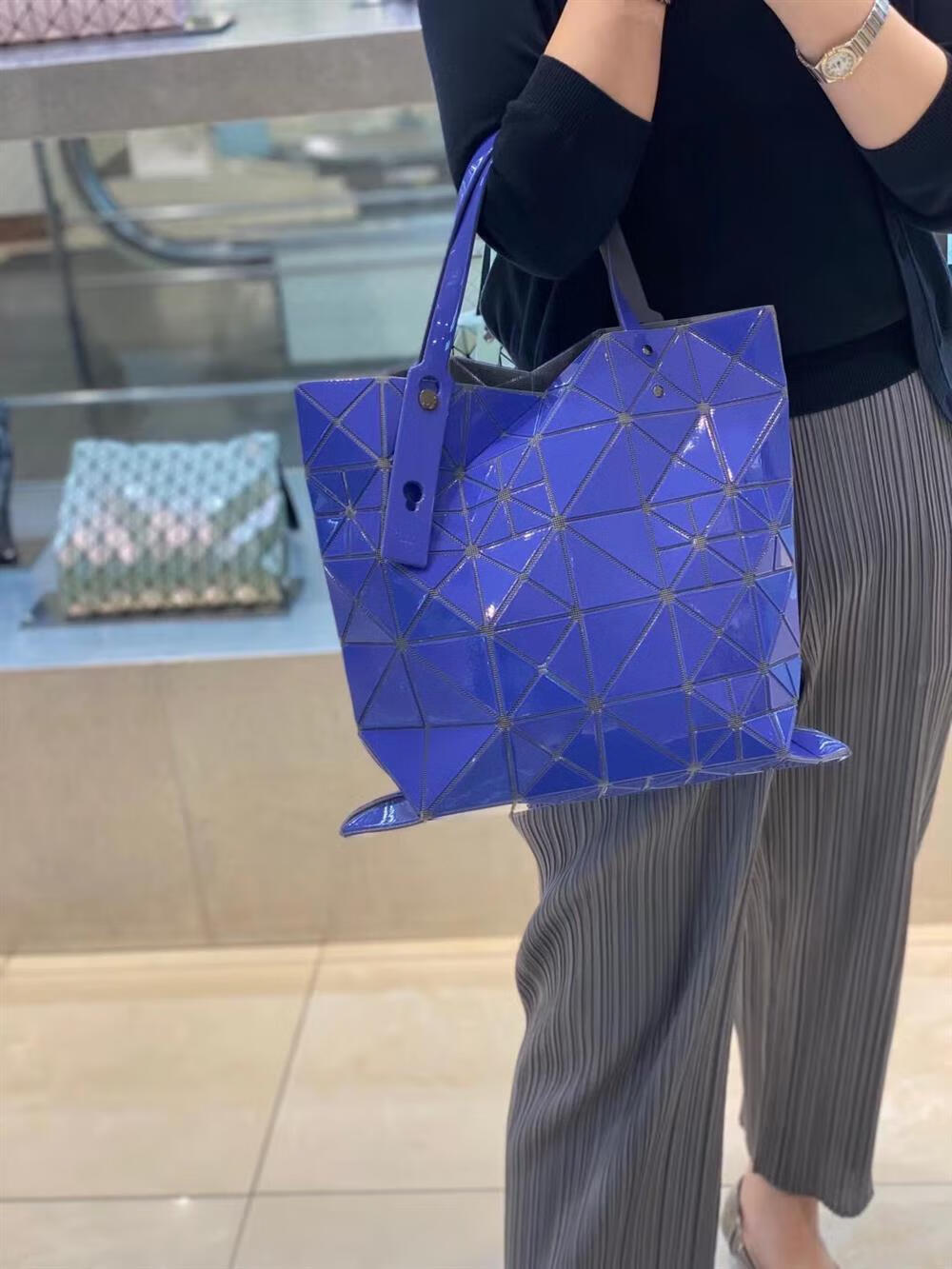 日本isseymiyake三宅一生女包六格新款6格菱格手提限定单肩包 镭射蓝