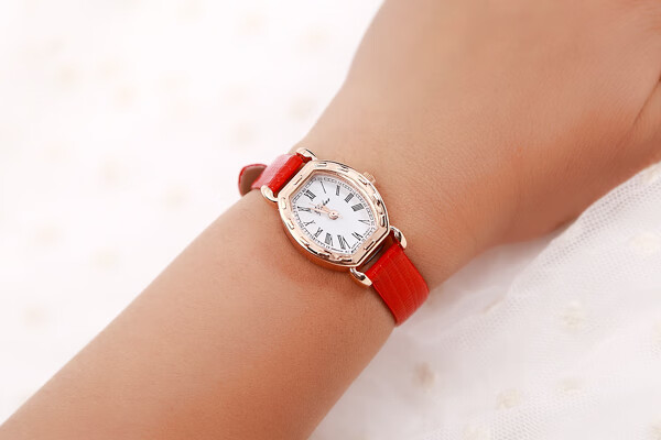 女士手表女韩国时尚学生潮流韩版复古酒桶型小巧女表皮带水细带方形浅