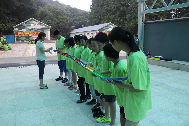 团体游戏珠行万里球传递户外拓展活动u型槽趣味团建道具能量传输三个