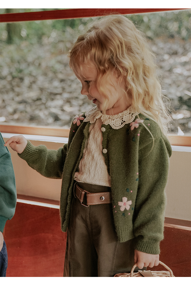ryebread/黑面包童装 复古对称绣花儿童花瓣开衫毛衣女小童秋季 绿色