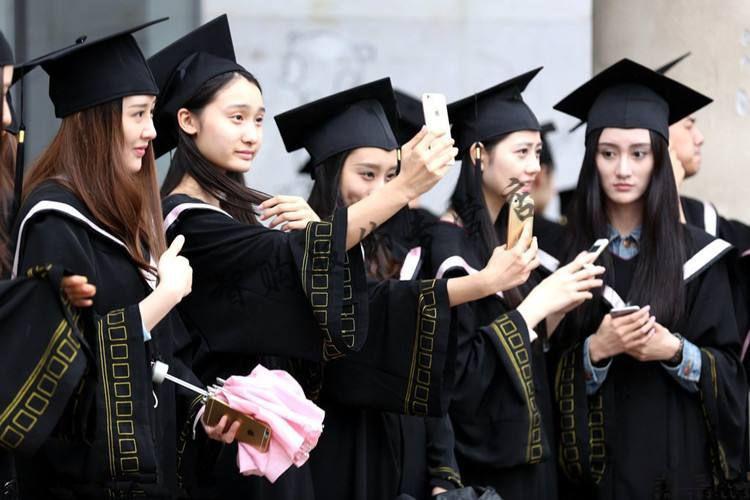 毕业拍照穿的学士服大学毕业礼服学院风成人文科理科学士服垂布披肩的