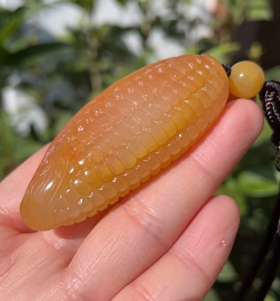 kk宝钰云南天然黄龙玉小黑山冰种水粉黄玉米手玩挂件证书新款