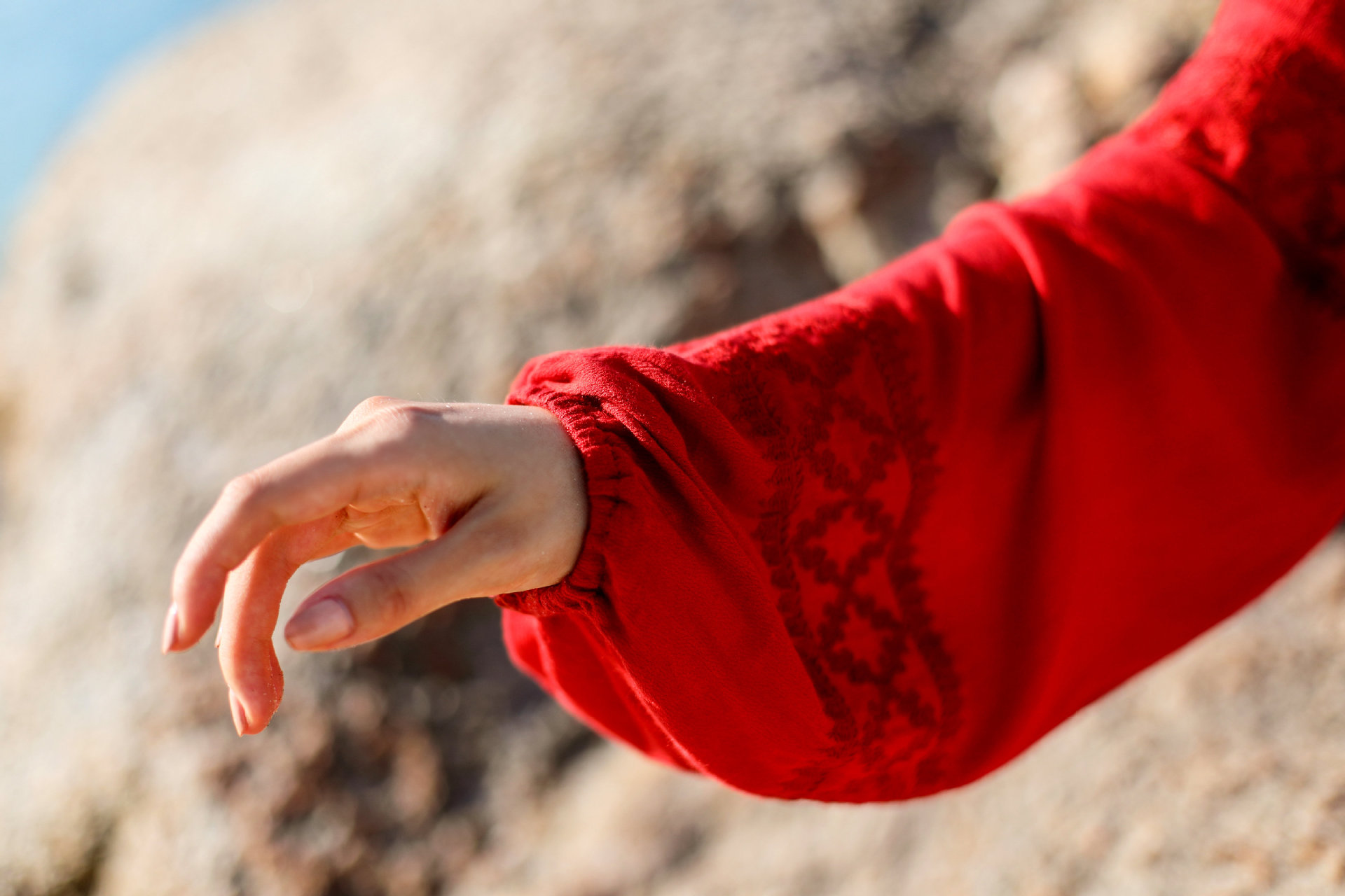 沙滩裙度假青海西藏长裙沙漠海边刺绣民族风复古连衣裙红色长袖红裙