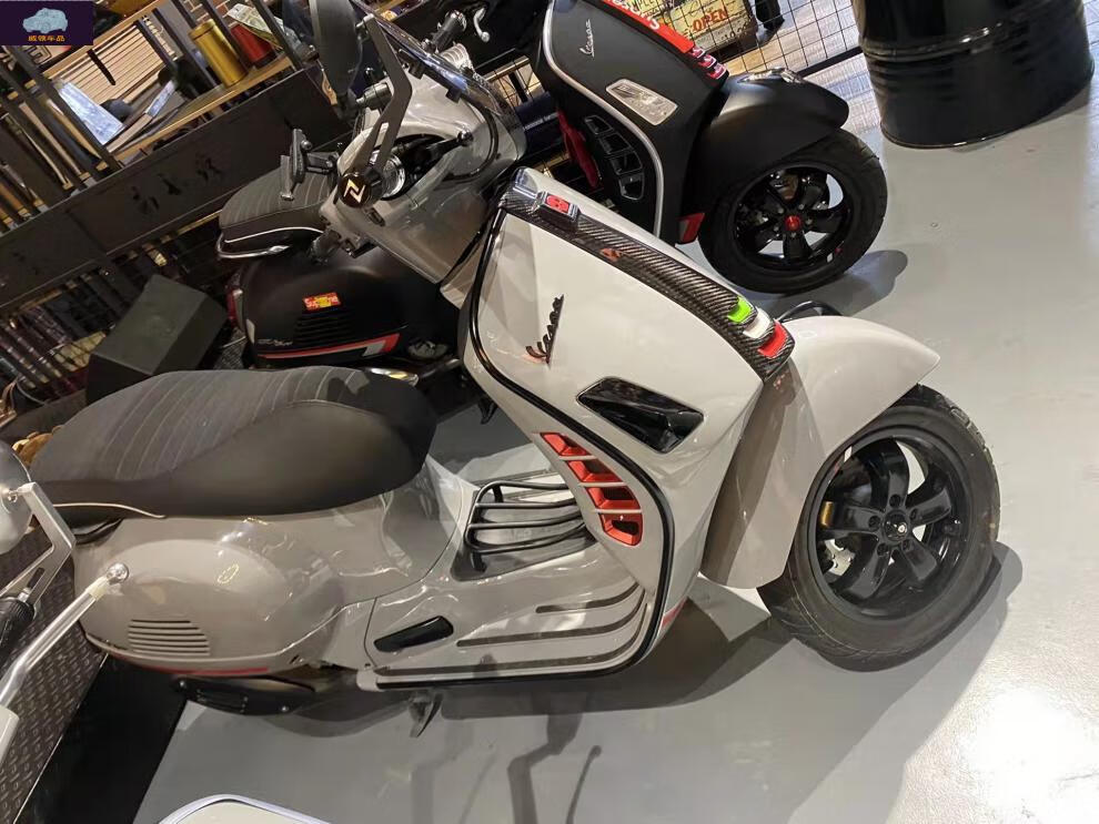 适用于维斯帕vespa改装gts300gtv6日闪电转向灯黑化流水灯边条灯框尾