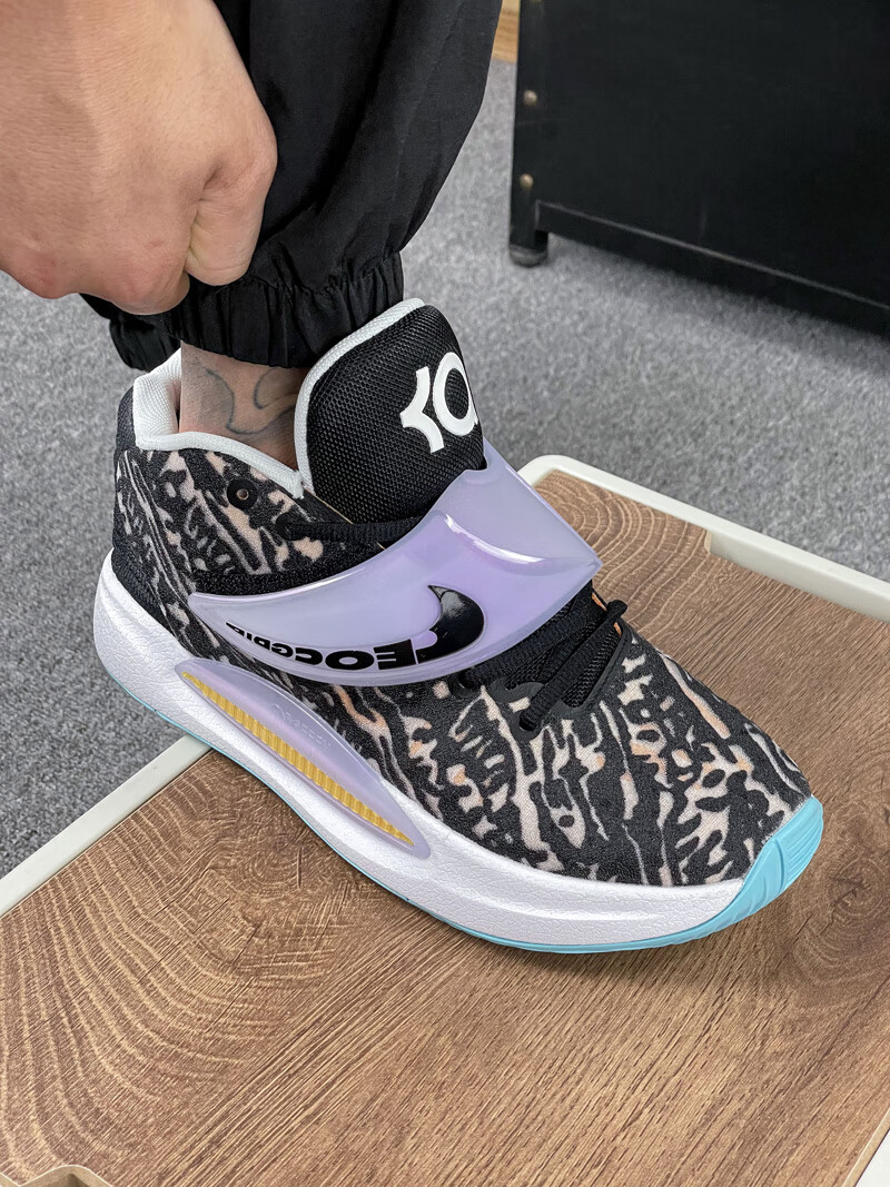 休闲闭合方式:系带鞋帮高度:低帮风格:百搭制鞋工艺:纯手工鞋底材质