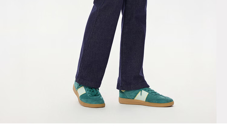 Giordano Women's Slim-Fit High-Waisted Denim Jeans with Heavy Wash Effect, Model 05415684 12