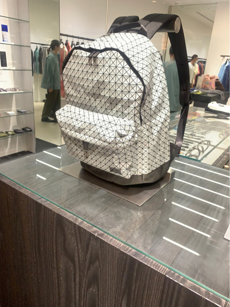 青尘森语 日本直邮 三宅一生双肩包 磨砂黑书包 男女款旅行包背包 浅