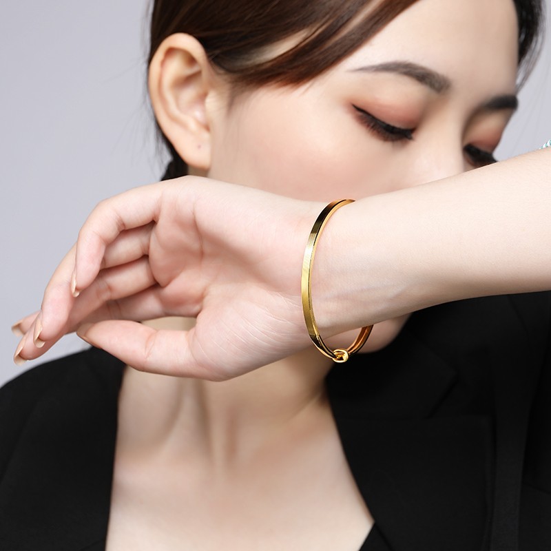 潮宏基元旦礼物金典黄金手镯女士足金手镯金镯子时尚素圈手环手饰金饰
