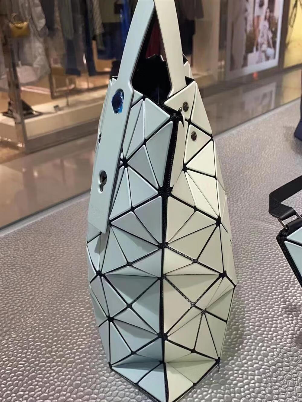 日本isseymiyake三宅一生女包六格新款6格菱格手提限定单肩包 镭射蓝