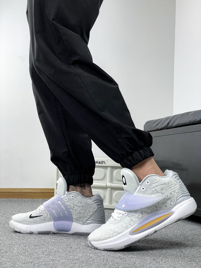 休闲闭合方式:系带鞋帮高度:低帮风格:百搭制鞋工艺:纯手工鞋底材质