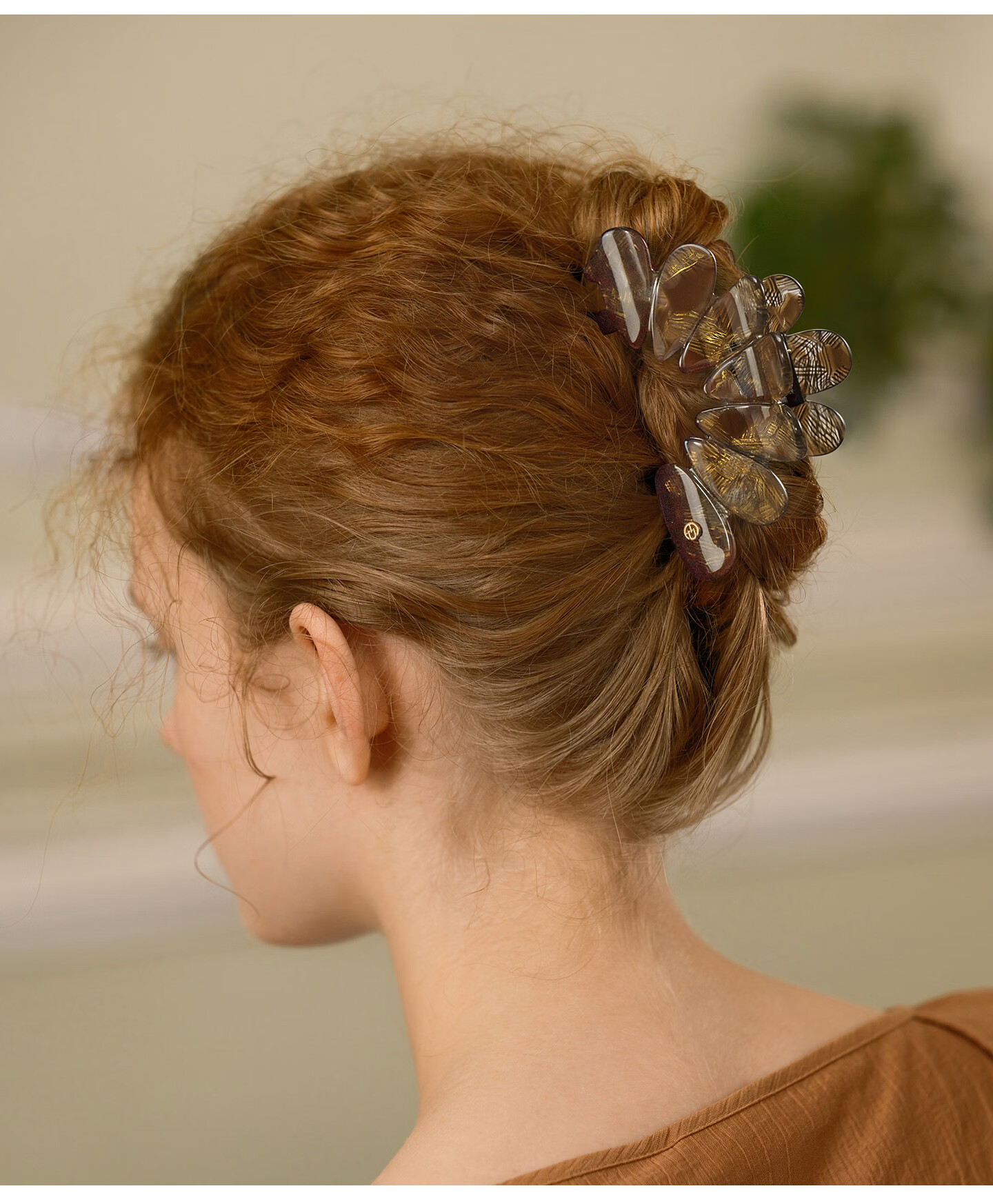 Evita Peroni Petal Hair Claw Summer Half-Up Shark Clip Ins Style Hairpin High-End Hair Clip Shiny Gold White 4