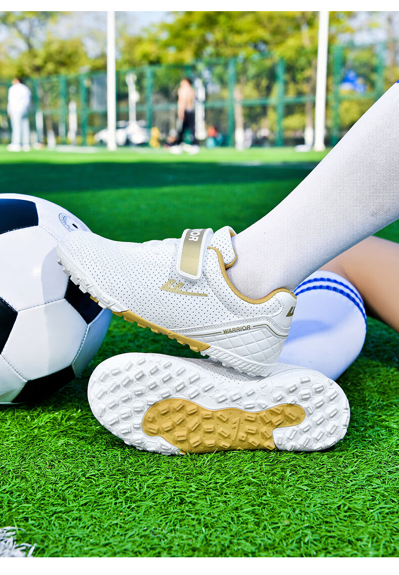 Huili Children's Soccer Shoes, TF Turf Studs with Velcro, for Boys And Girls of All Ages, Students, Model 685, Black And Gold, Size 32 14